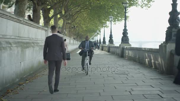 Glada London Affärsman Cykling Staden — Stockvideo