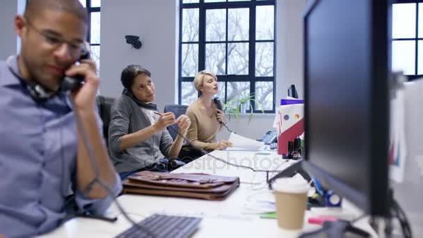 Equipo Negocios Trabajando Sus Escritorios Trabajando Computadoras Recibiendo Llamadas — Vídeos de Stock