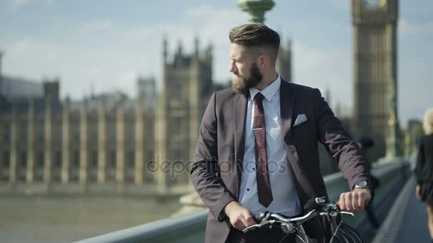 Retrato Del Hombre Negocios Sonriente Londres Con Bicicleta Aire Libre — Vídeo de stock