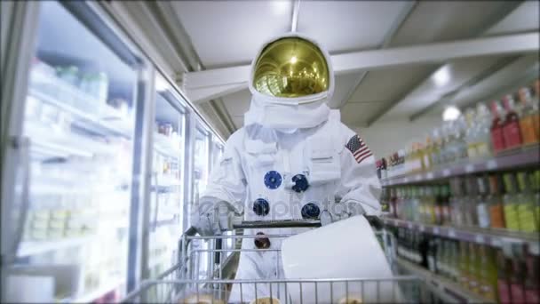 Astronaute Hors Service Marchant Travers Supermarché Faisant Shopping Pour Épicerie — Video