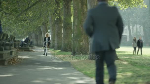 Femme Professionnelle Joyeuse Équitation Vélo Dans Parc Ville — Video