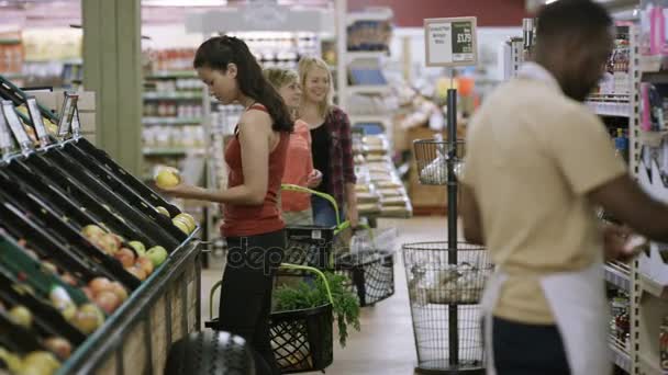 友好的工人在一家超市协助顾客购买日用品 — 图库视频影像