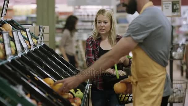 Dostu Çalışan Genç Kadın Yiyecek Satın Yardımcı Bir Süpermarkette — Stok video