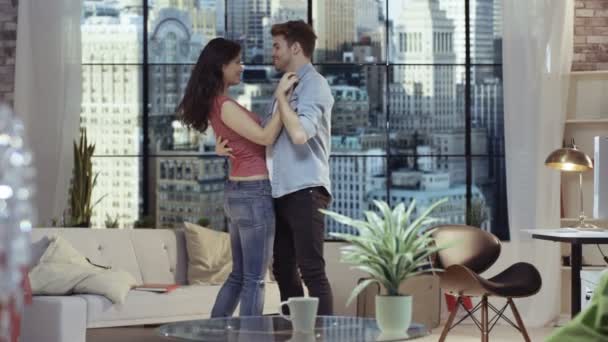 Молодих Романтична Пара Танці Біля Вікна Нью Йорку Квартири — стокове відео