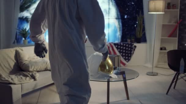 Astronauta Apartamento Com Vista Para Planeta Terra Preparando Para Uma — Vídeo de Stock