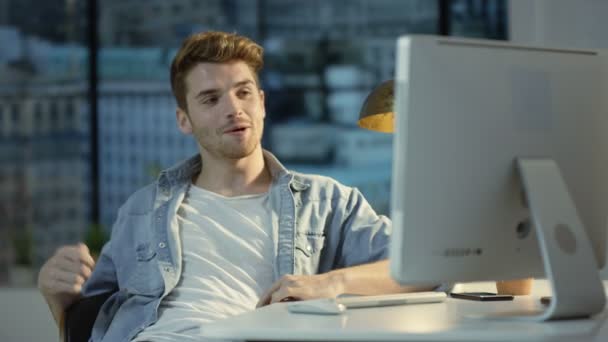 Genç Adam Şehir Evinde Bilgisayar Video Aramasý Yapma — Stok video