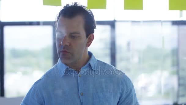 Mannelijke Business Collega Brainstormen Voor Ideeën Met Sticky Notes Office — Stockvideo