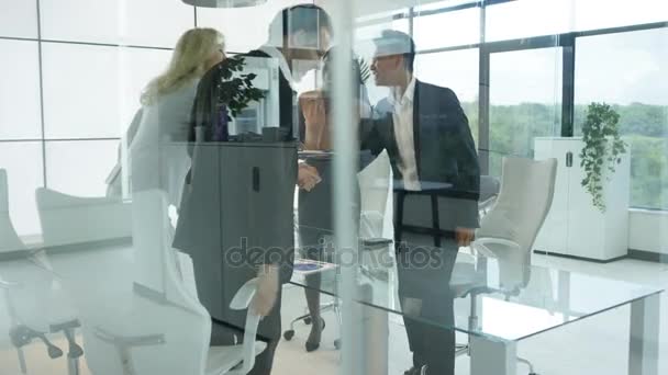 Üzleti Csoport Tárgyaló Kezet Követően Találkozott Modern Üveg Irodai — Stock videók