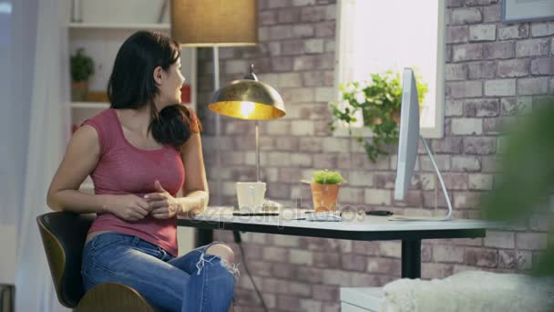 Mulher Jovem Fazendo Uma Chamada Vídeo Computador Apartamento Cidade — Vídeo de Stock