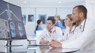 4 k tıbbi araştırma ekibi hasta inceden inceye gözden geçirmek yolu ile video bağlantı arıyorsunuz bir toplantıda