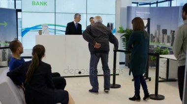 bir sürü para için içeri 4 k banka müşteri kutlama dans etmez