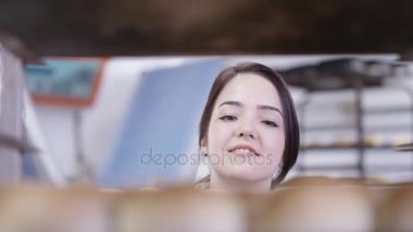 4k Mutfak fırın sayma işçi toplu ve yükleme tepsiler raf üzerine ekmek