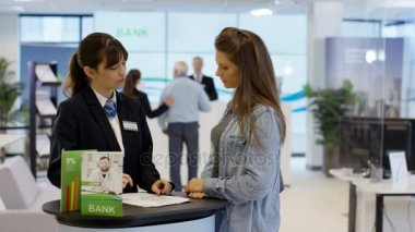 4 k banka çalışan müşteriye yardım ve danışmanlık hizmeti veren Danışma masası üzerinde