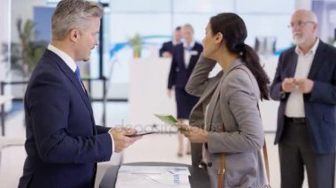 müşteriler için konuşmak ve Finansal tavsiyeler sunan 4 k dostu banka çalışanları