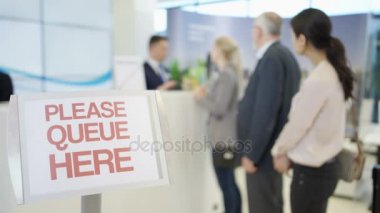 4 k banka müşteriler üzerinde odaklanılan personel konuşmak queuing ön planda kayıt