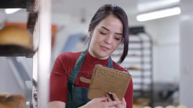 4k ekmek toplu sayma ve tablet bilgisayar kullanarak fırın mutfak işçisi