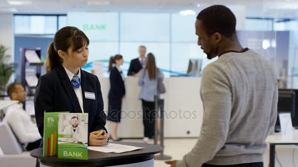 问讯处的银行工作人员向客户提供帮助和建议 — 图库视频影像
