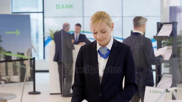 Ritratto Amichevole Consulente Finanziario Sorridente All Help Desk Clienti Banca — Video Stock