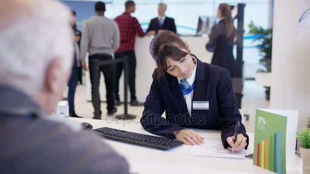 Moderne Stad Bank Adviseur Meewerkende Klant Krijgen Handtekening Het Document — Stockvideo