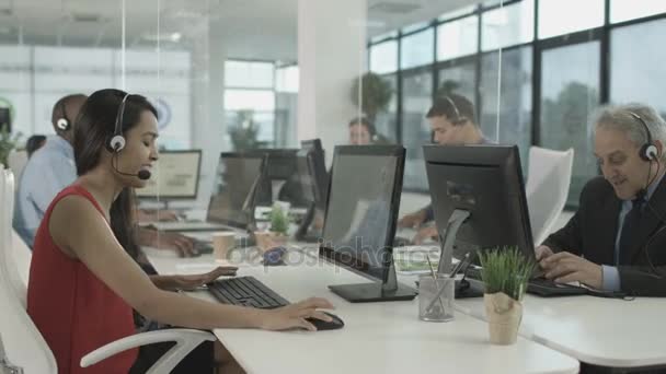 Vriendelijke Financieel Advies Team Nemen Oproepen Drukke Callcenter — Stockvideo