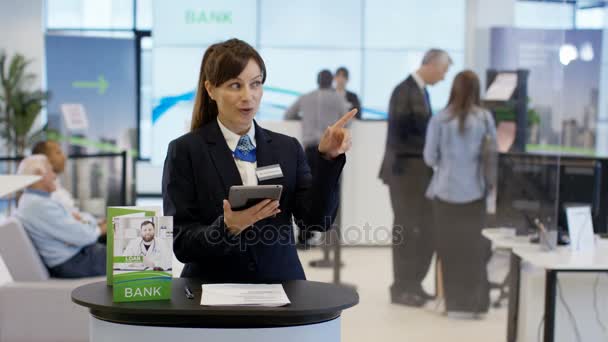 从顾客的老板身上可以看出 友好的银行工作人员与客户交谈 — 图库视频影像