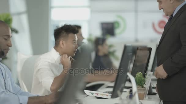 Customer Service Ops Taking Calls Busy Call Center Manager Overseeing — Stock Video