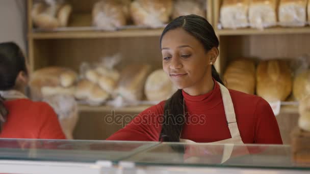 4K面包店柜台后面的女店主 — 图库视频影像