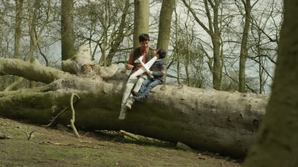 Feliz Joven Asiático Padre Hijo Jugando Bosque Con Modelo Avión — Vídeo de stock