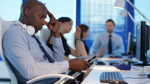 Gelangweilt Corporate Business Team Büro Vertreiben Sich Die Zeit Durch — Stockvideo