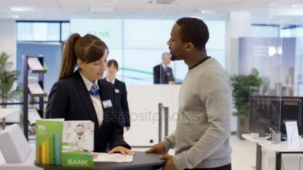 Kunde Wartet Auf Treffen Mit Finanzberater Moderner Bank — Stockvideo