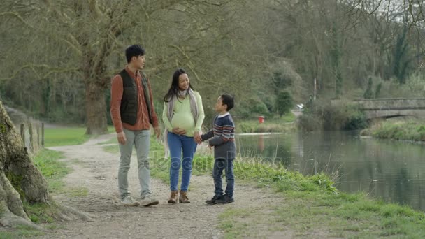 Familia Feliz Caminando País Padres Esperando Bebé Con Niño Pequeño — Vídeo de stock