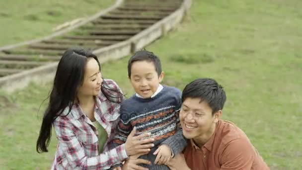 4k Porträt glücklich junge asiatische Familie verbringen Zeit im Freien auf dem Land
