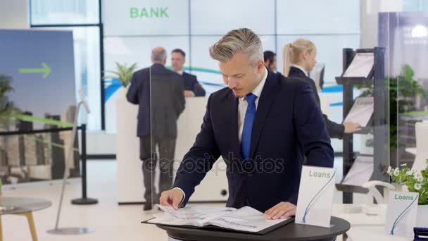 银行客户服务台友好微笑的财务顾问肖像 — 图库视频影像