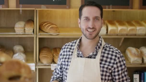 Freundliche Mitarbeiterin Bäckerei Die Kunden Der Theke Bedient — Stockvideo