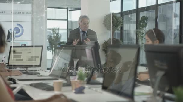 Business Manageru Mluvit Svým Zaměstnancům Rušné Moderní Call Centrum — Stock video