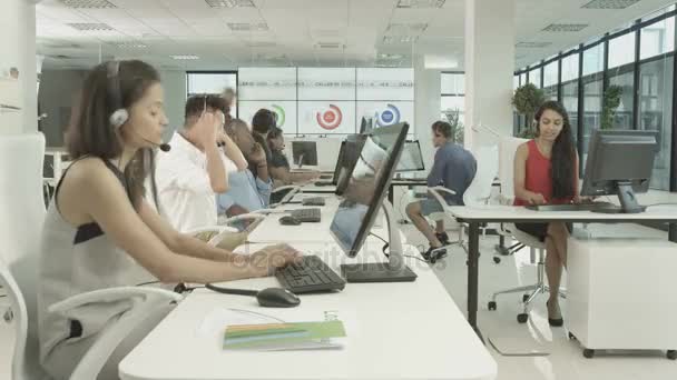 Zeitraffer Des Geschäftigen Finanzberatungsteams Das Anrufe Kundenservicecenter Entgegennimmt — Stockvideo