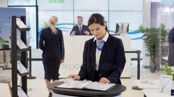 Porträt Eines Freundlich Lächelnden Finanzberaters Kundenhelpdesk Der Bank — Stockvideo