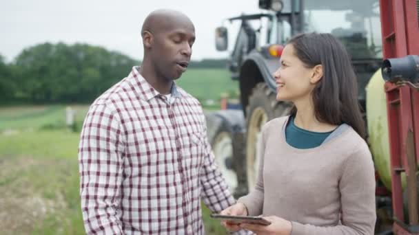 Retrato Casal Agricultor Lado Trator Com Tablet Computador — Vídeo de Stock