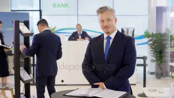 Portret Van Vriendelijke Glimlachende Financieel Adviseur Bij Klant Helpdesk Bank — Stockvideo