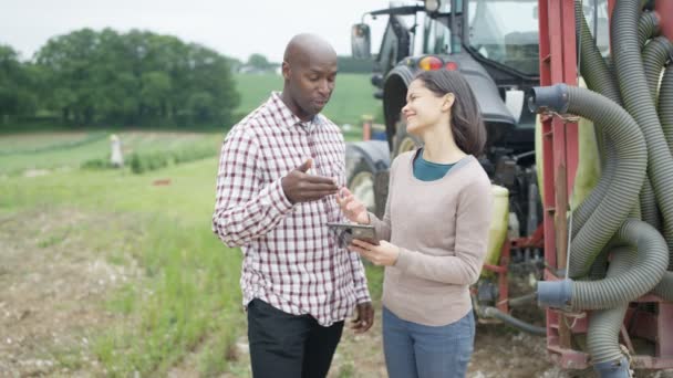 Portrait Couple Agriculteurs Debout Côté Tracteur Avec Tablette Ordinateur — Video