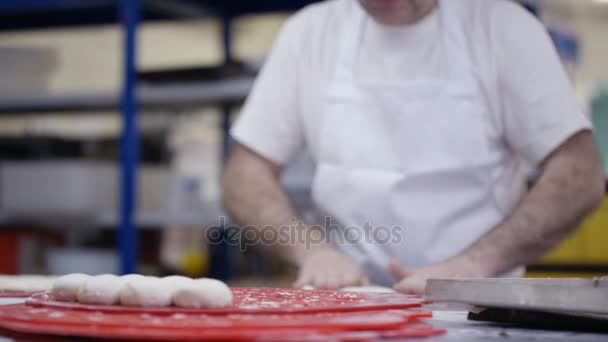 Arbeiter Rollen Teigbällchen Einer Bäckerei Aus — Stockvideo
