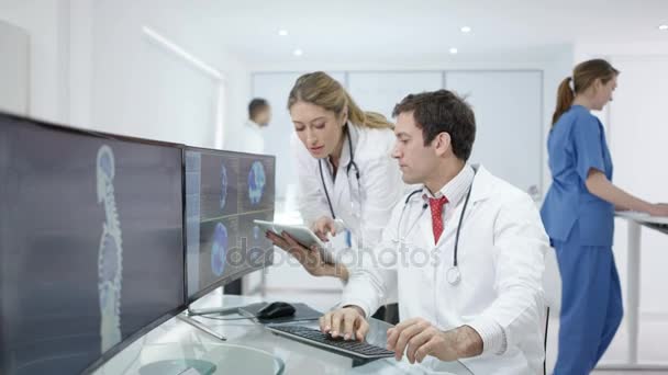 Медицинская Команда Современной Клинике Просматривает Снимки Пациентов Компьютерных Экранах — стоковое видео