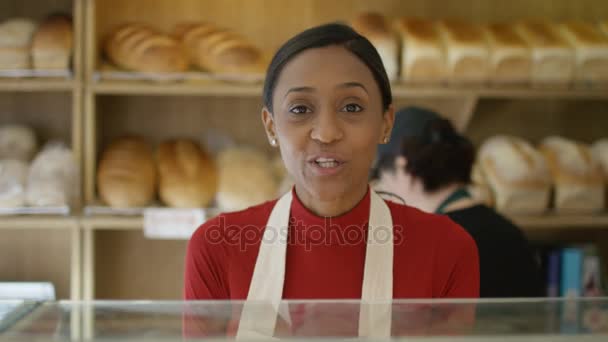 Freundliche Mitarbeiterin Bäckerei Die Kunden Der Theke Bedient — Stockvideo