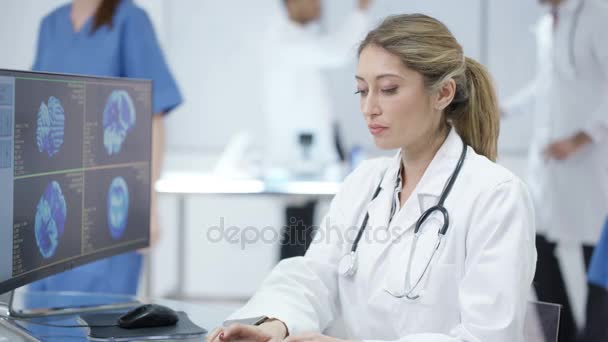 Portrait Médecin Souriant Dans Une Clinique Moderne Collègues Travaillant Arrière — Video