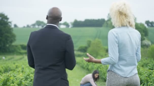 Geschäftsmann Und Landwirt Auf Dem Feld Verhandlungen Und Händeschütteln Bei — Stockvideo