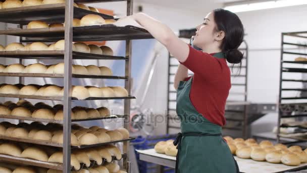 Lavoratrice Cucina Che Parla Telefono Mentre Controlla Vassoi Pane — Video Stock