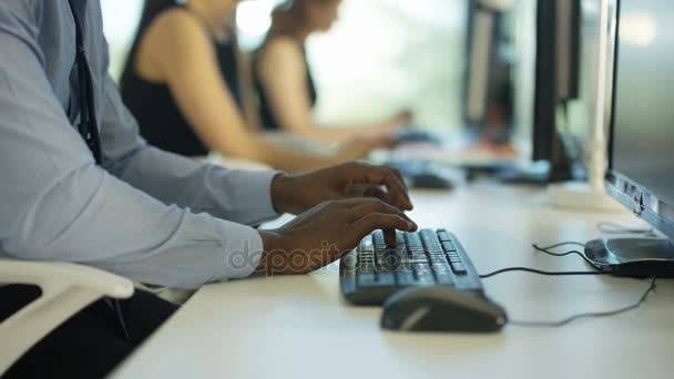 Close Mãos Trabalhador Irreconhecível Que Trabalha Computador Escritório Cidade — Vídeo de Stock