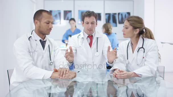 Medisch Team Bezig Met Video Oproep Gezien Vanaf Computerscherm Van — Stockvideo