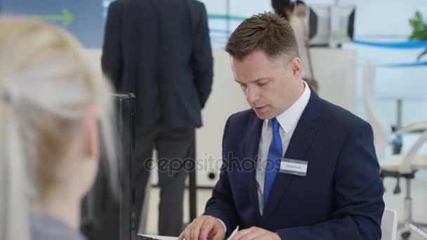 Trabajador Del Banco Escritorio Servicio Que Trabaja Computadora Ayuda Cliente — Vídeo de stock