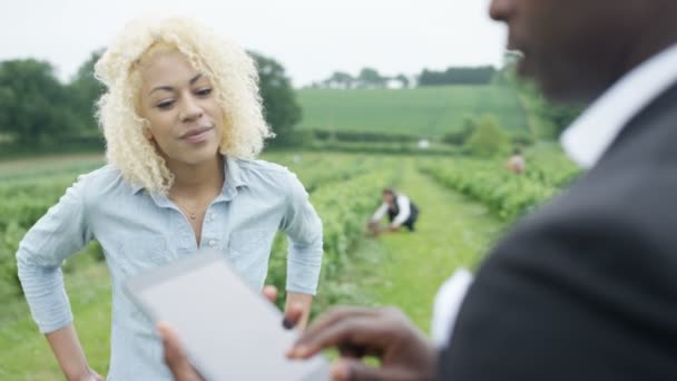 Empresário Com Tablet Computador Livre Campo Negociando Com Agricultor — Vídeo de Stock